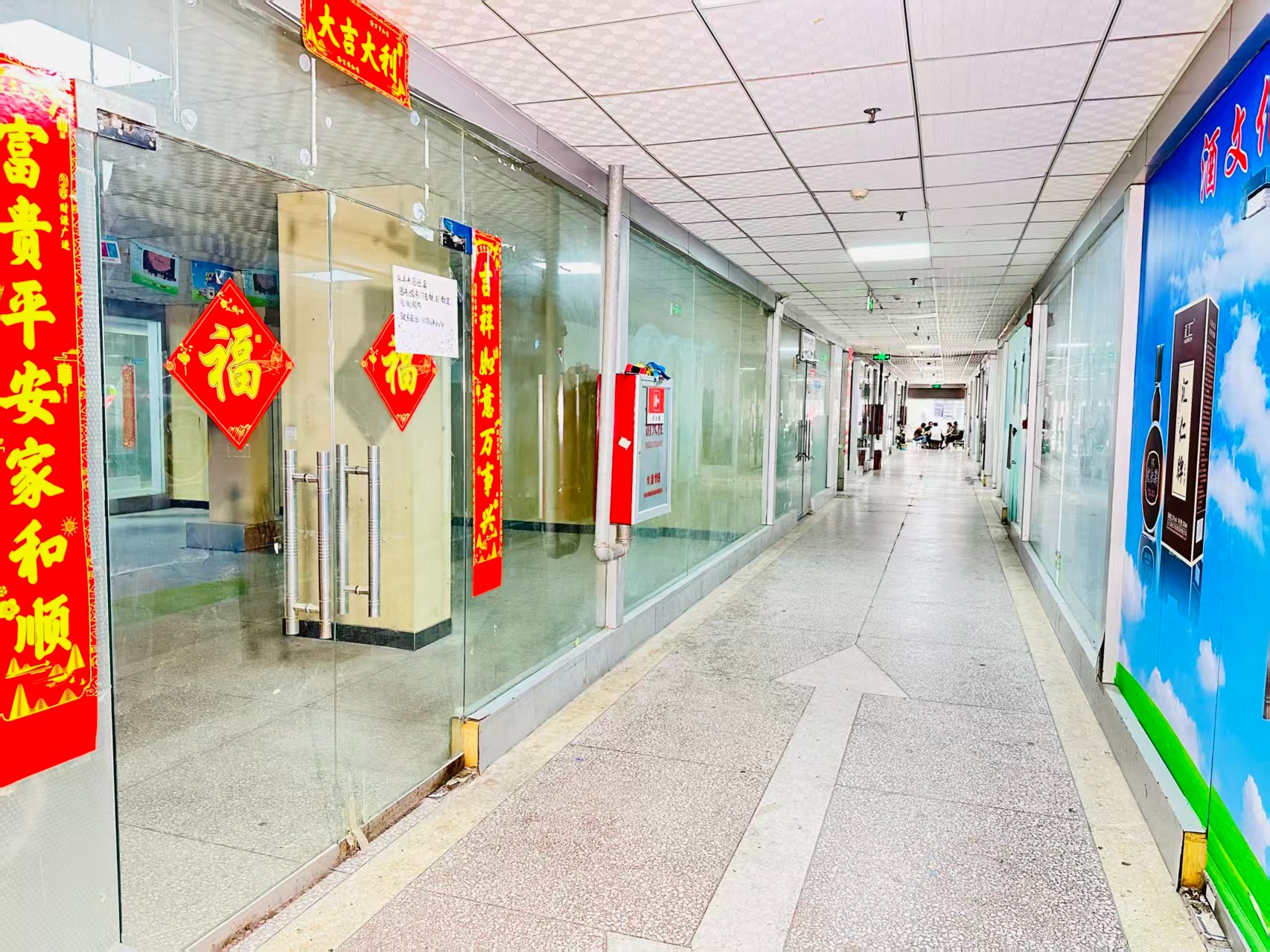 开元八号园区位于洛阳市老城区春都路商贸核心区域，周边商业氛围成熟，交通便利，配套完善。依托传统副食品商贸资源，园区具备良好的经营基础和人气优势，是企业办公、商品展示、批发零售及创业发展的理想选择。